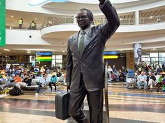 -奥利弗·雷金纳德·坦博国际机场