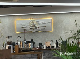 点了杯手冲，入口先是柔和的柑橘酸，中段冒出焦糖甜感