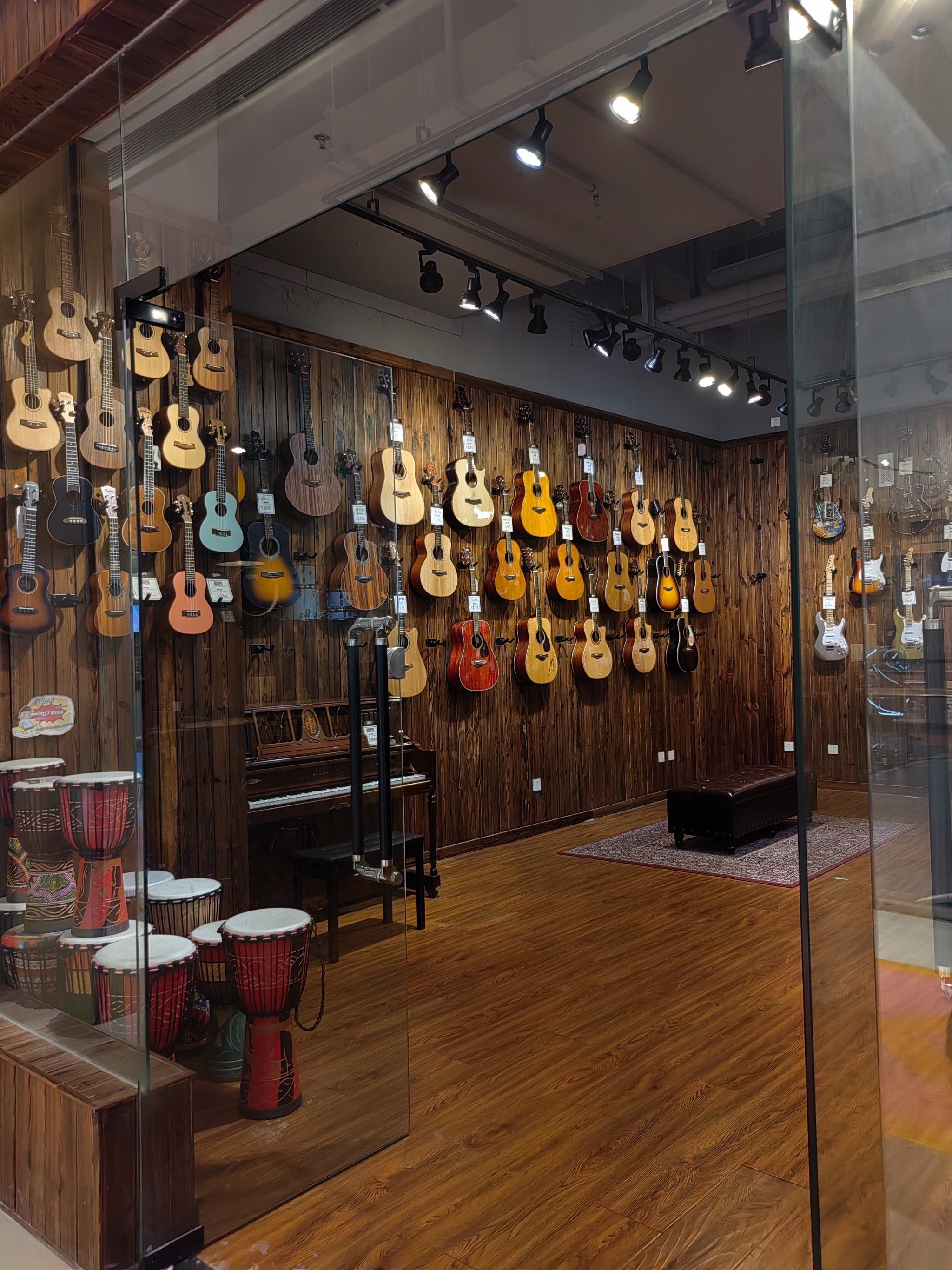 一家很有格调的琴行,走过路过都会被整面的吉他墙所吸引!