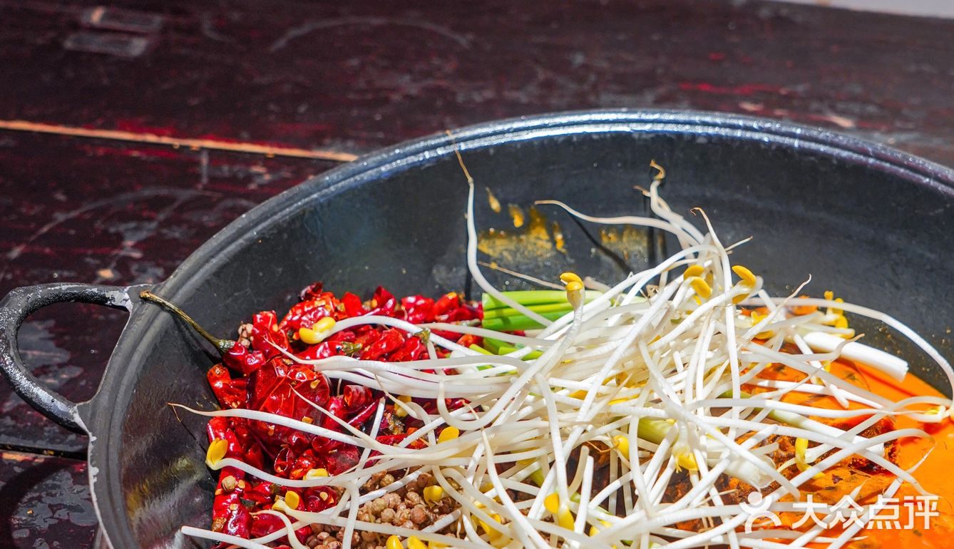 热闹的老小区重庆火锅、香爆整条gai‼️