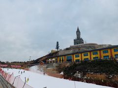 -采薇庄园四季滑雪场