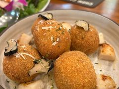 -Chom Cafe and Restaurant
