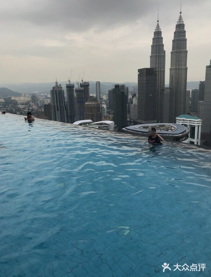 楼顶还有著名的无边泳池在吉隆坡众多的无边泳池中