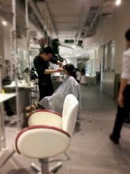 发型师在为别人剪发，我在等-Salon Esprit