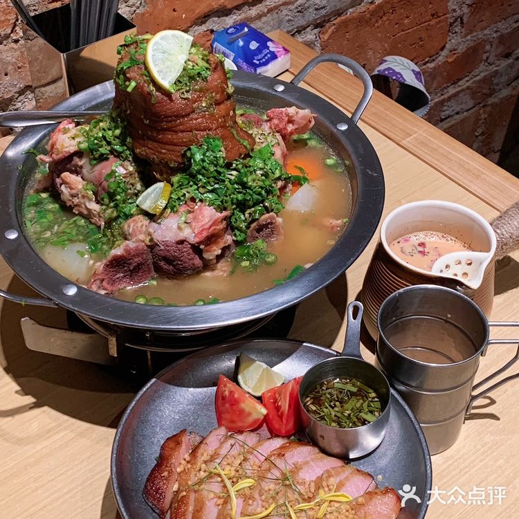 珠海这家巨巨巨好吃的泰式猪肘比拳头还大🔥火盆咔泰国MAMA面