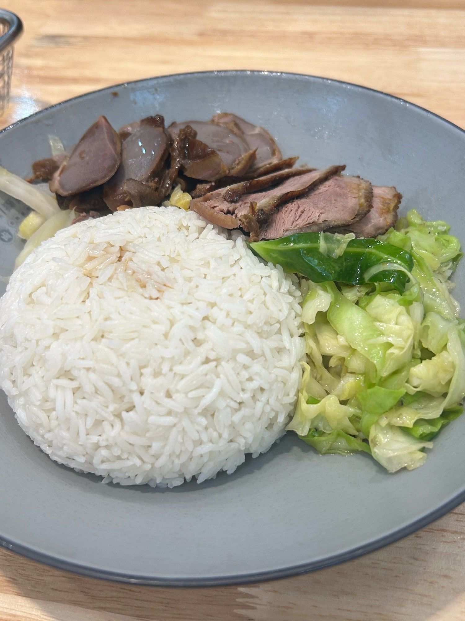  饭闯猿猿鄙翘夭  到了饭点 点了一份卤鹅肉拼鹅胗饭 卤汁自助 还有