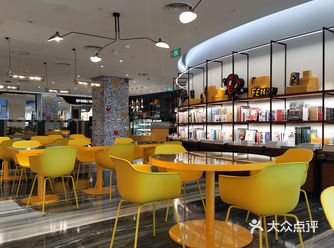 竟然在4楼找到这样一家咖啡馆~FENDI Cafe