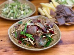 折耳根炒腊肉-卡拉农庄 正宗斗鸡肉