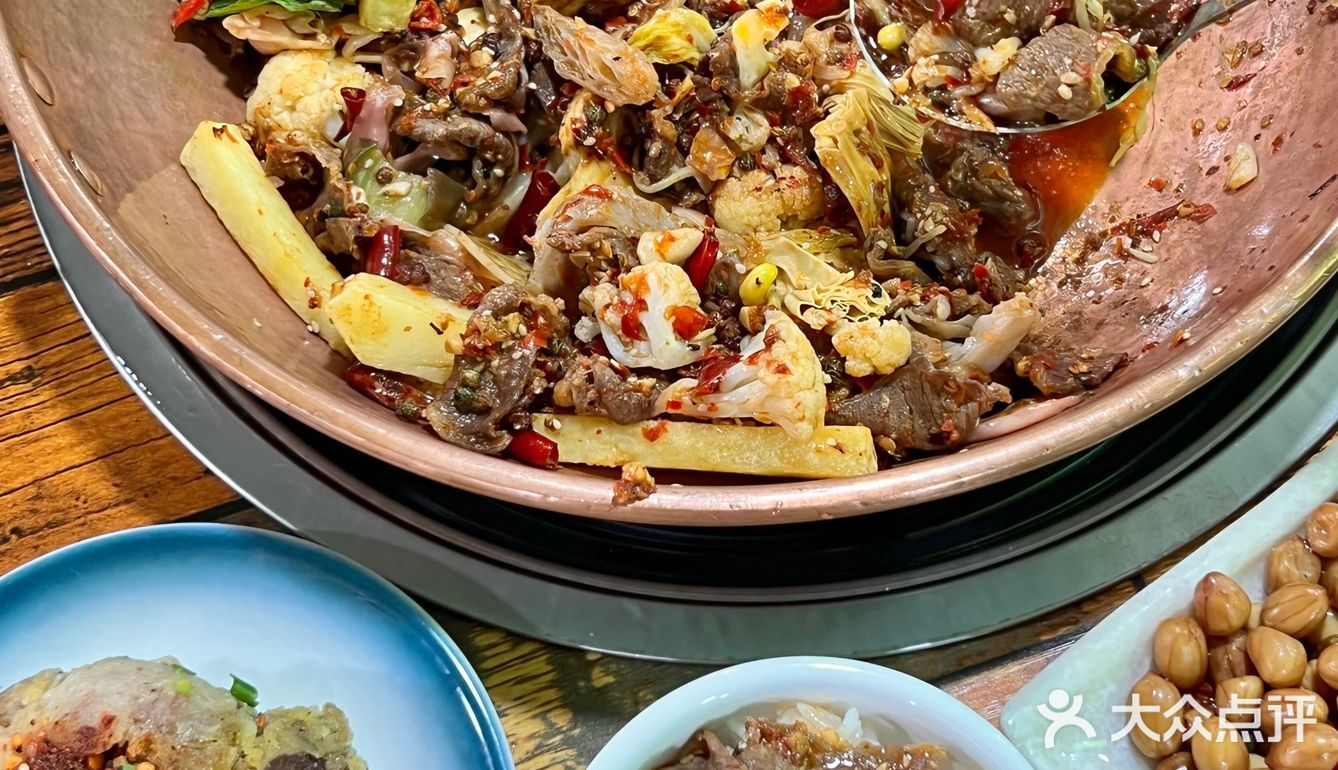 在大理！和朋友一起来吃的泡菜牛肉干锅 牛肉新鲜现切
