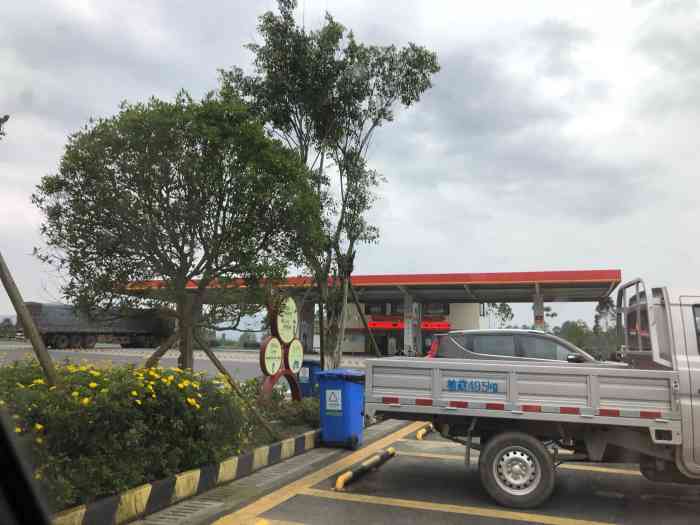 瓦屋山服务区-停车场-"点评商家:瓦屋山服务区停车场 商家地点.