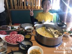 -鲜入唯煮·港式海鲜牛肉火锅(金宝街店)