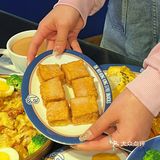 分量挺大的，上面铺了一层可以拉丝的芝士