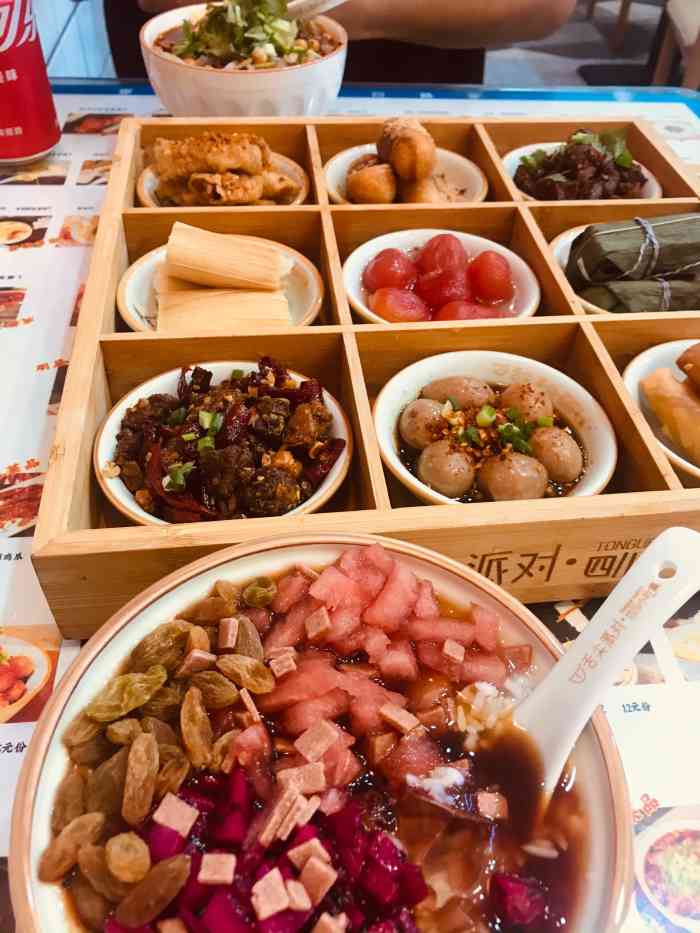 舌尖派对四川小吃集-"蛮有意思的一家小店,路过看到食客们点的拼.
