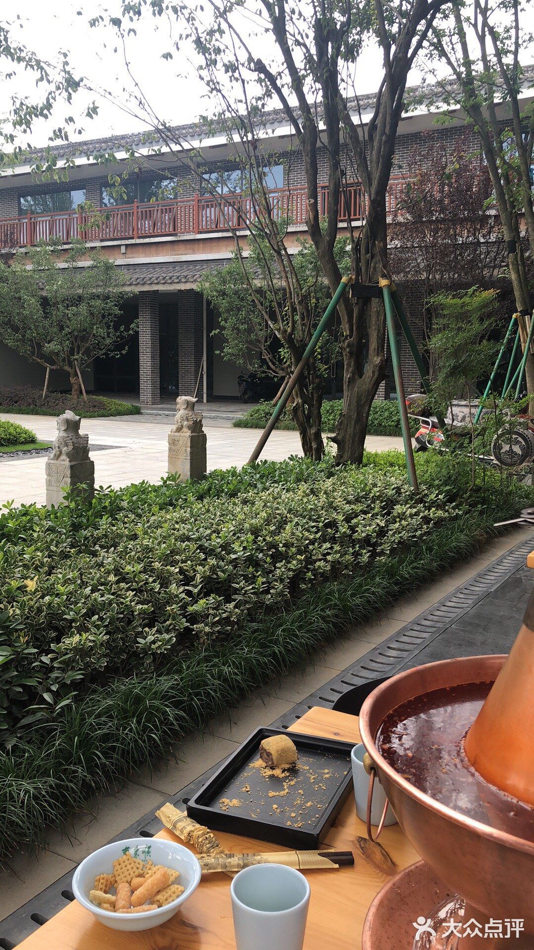 加点儿蒜泥、小葱、小米椒、香菜，我喜欢韭花酱和酱豆腐