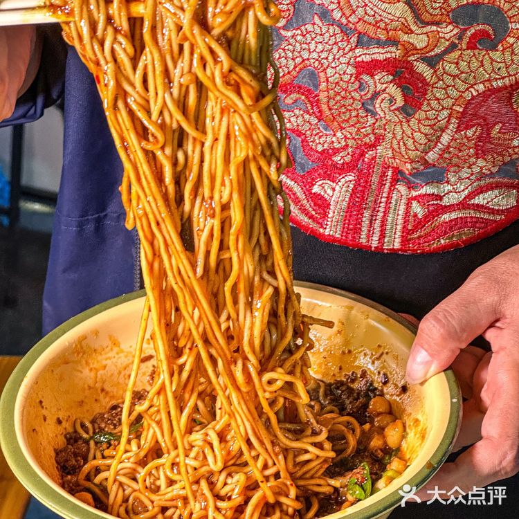 好奇怪啊！你们西安人吃面都蹲着？？