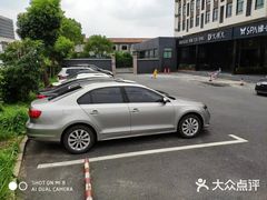 -全季酒店上海野生动物园店-地面停车场