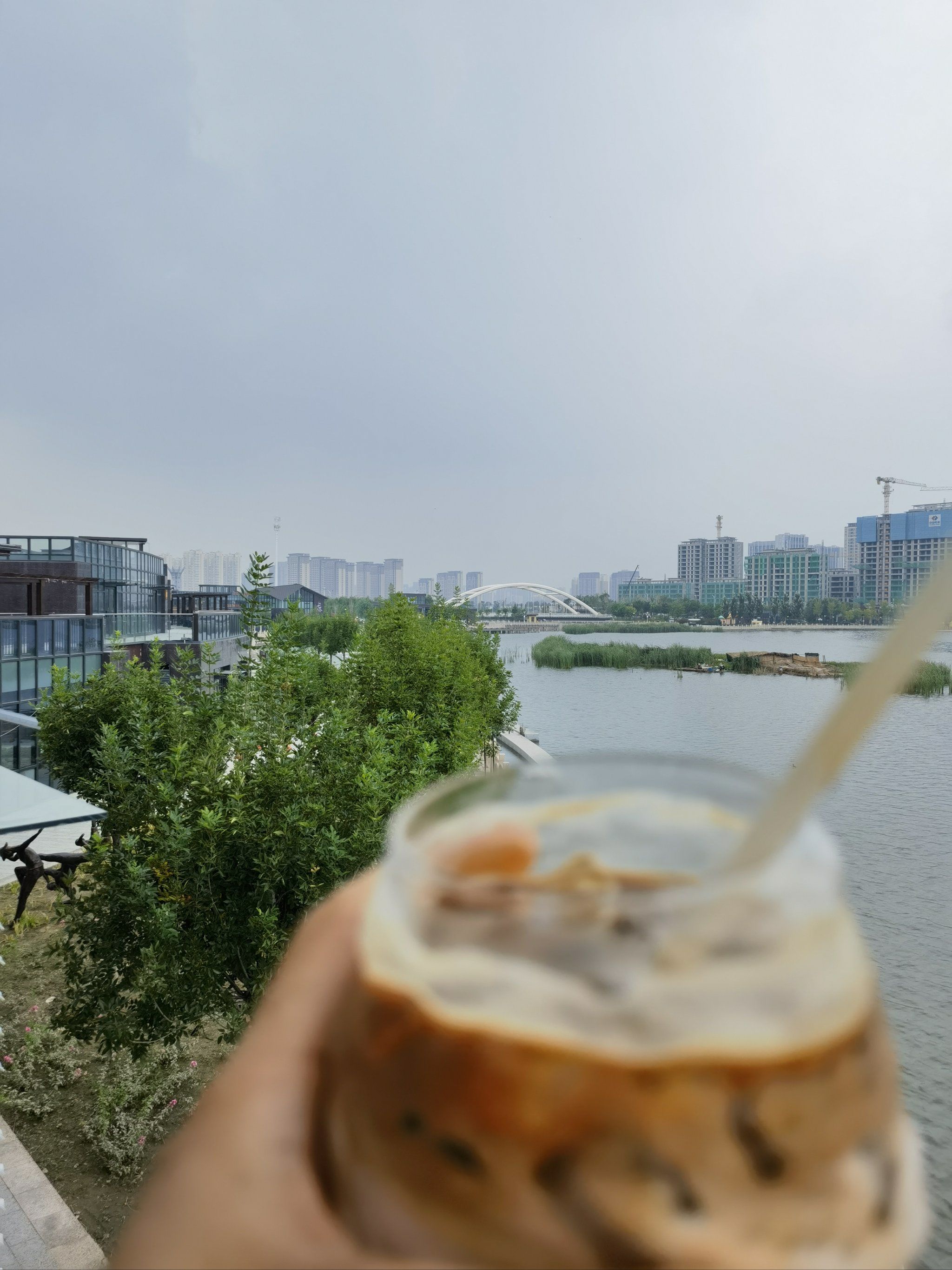 万达旁边的湖边咖啡厅