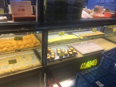面包甜点陈列柜-鲍师傅糕点(江苏路店)