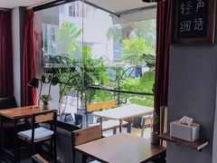 靠窗位-转山咖啡(松柏社区店)