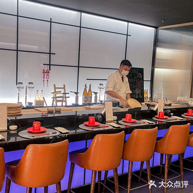 说啊，说你愿意给我买这个海胆热狗！！