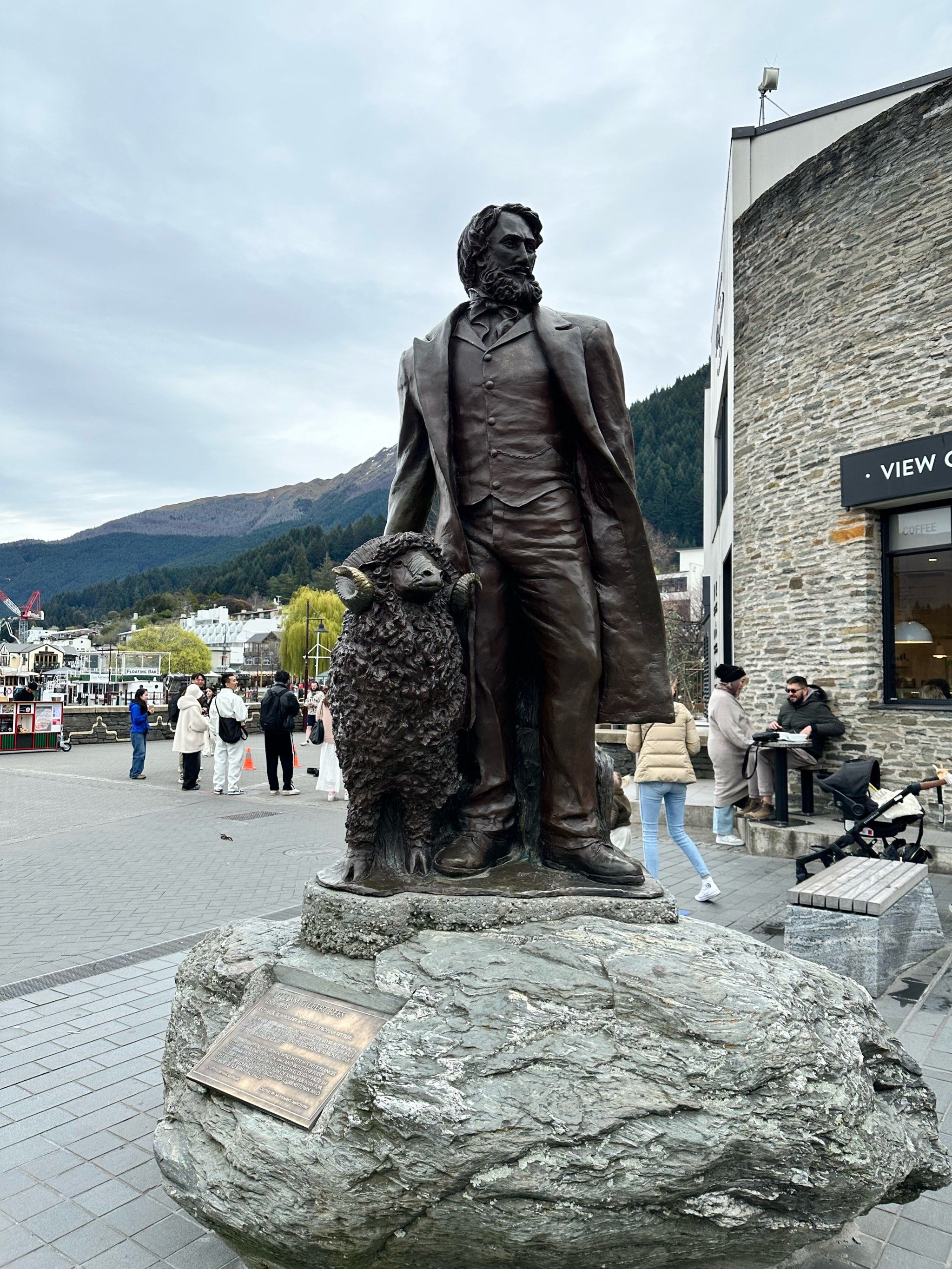 皇后镇中心区游人码头