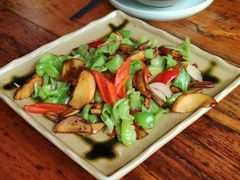 皱皮椒炒牛肝菌-缘生态云南菜·野生菌庭院餐厅(华侨城店)