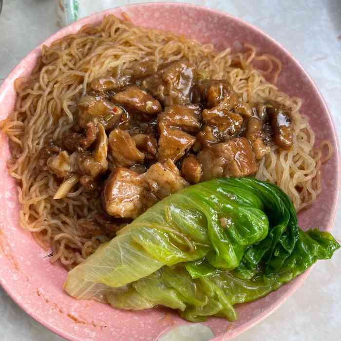 有时会来买早餐,蒸面另加牛腩,捞埋食好味,就是有点油腻!