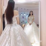 喜欢性感点的婚纱 安排~