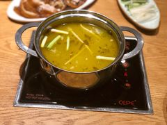 酸萝卜鸭汤锅-德香苑脆皮烤鸭·经典(爱融荟城店)