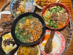 -爆炸头阿姨小四川正宗川味小吃(无任何分店)