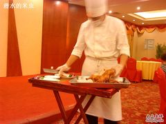 现场处理烤鸭-北京全聚德(西客站店)