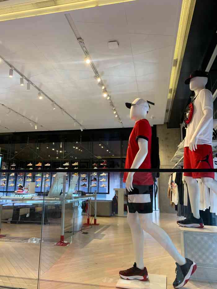 比观音桥和万象城的店铺大.