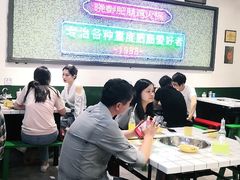 大堂-晓彭肥肠鸡·泡椒鸡火锅(水木天地店)