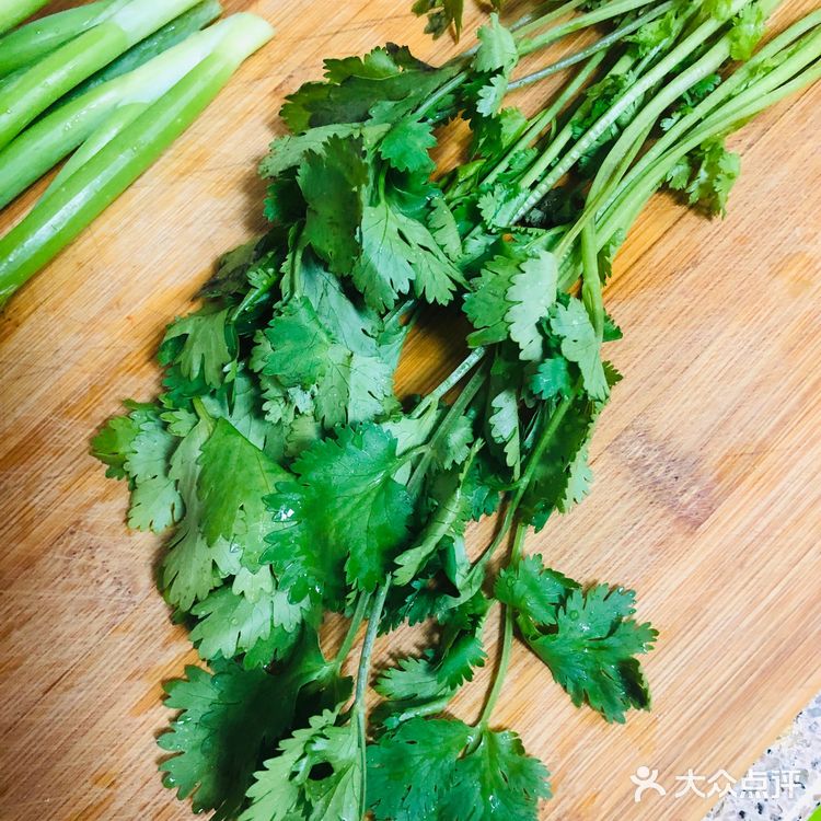 香菇冬瓜排骨肉骨茶  食材：排骨500克、干香菇10