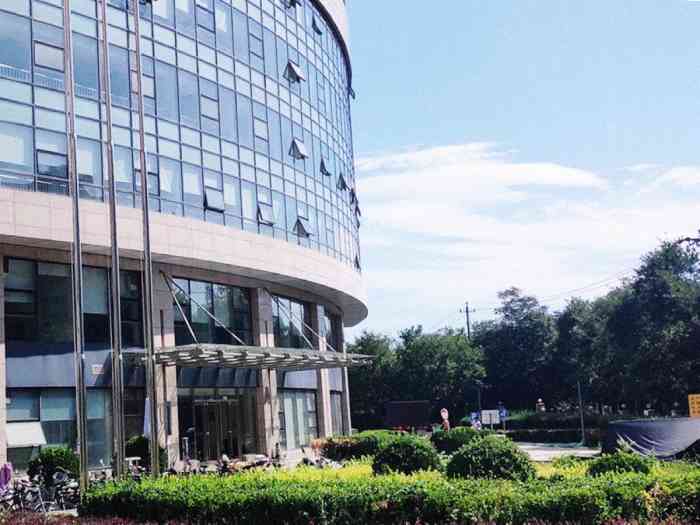 荷清大厦-"合金大厦的旁边有一条小河,河旁边是可以随.