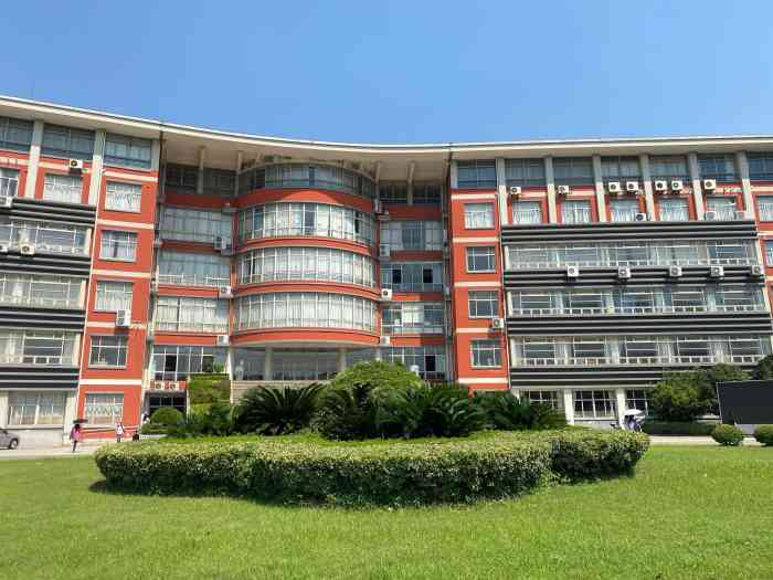 震旦职业学院-"出事了压事 好一个一手遮天 教书育人 你.