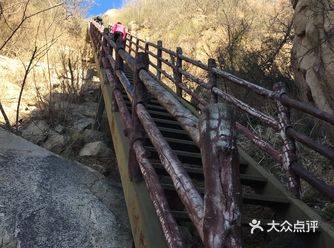 地方很大，10块钱不限时，但需要现金付费