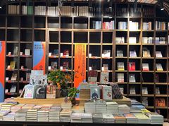 -钟书阁(松江泰晤士小镇店)