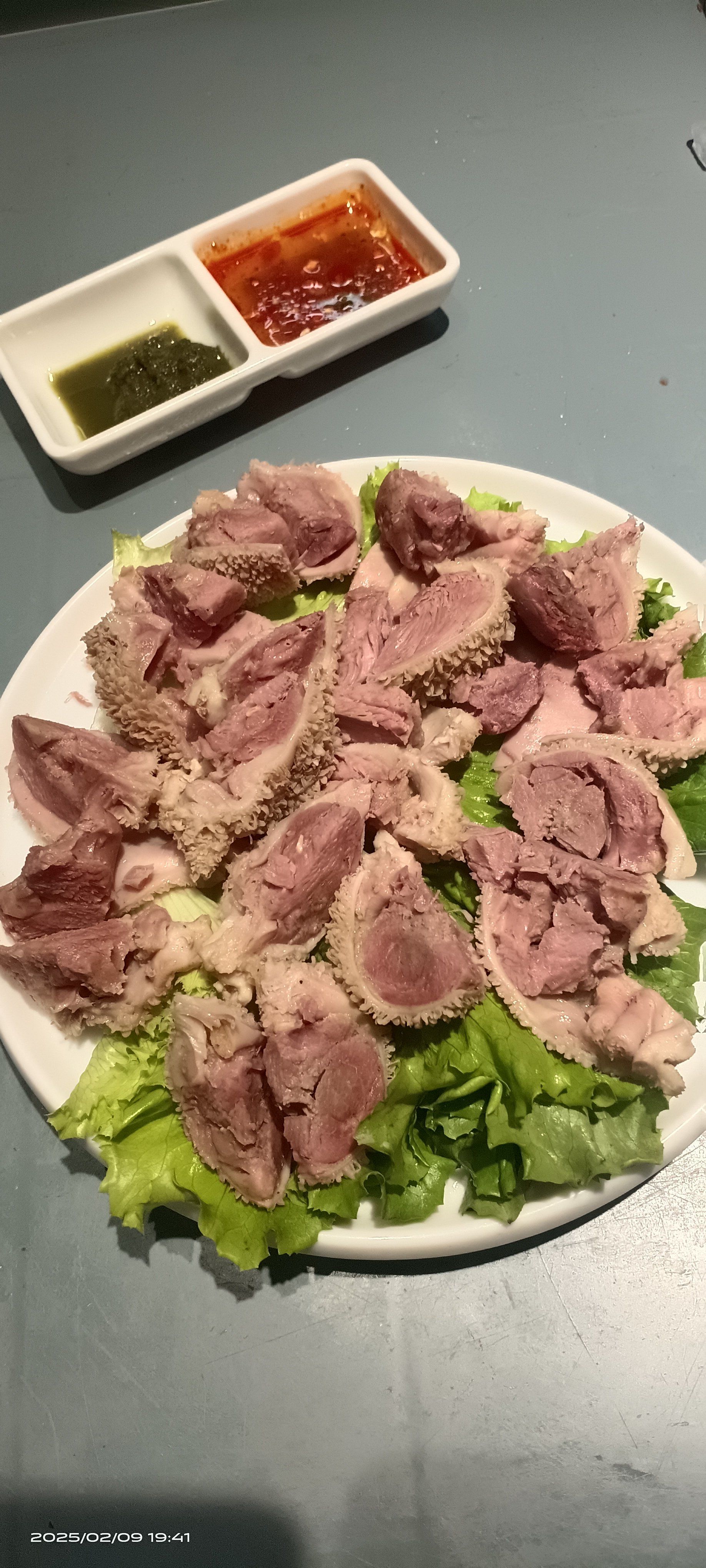 冰煮羊家肚包肉表皮筋道弹牙,轻轻一咬,里
