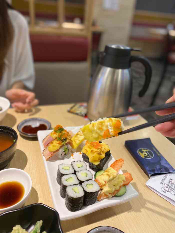 万岁料理回转寿司(华贸店)-"今天跟朋友逛街不知道吃什么,然后朋友又