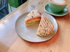 炒蛋牛油果酱烟熏三文鱼三明治-Wagas沃歌斯(大学路店)