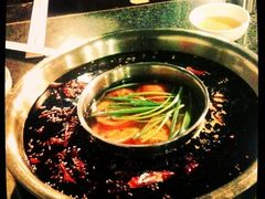 汤底。刚到重庆，鸳鸯的比较合适-邓莽子老火锅(鲁祖庙店)