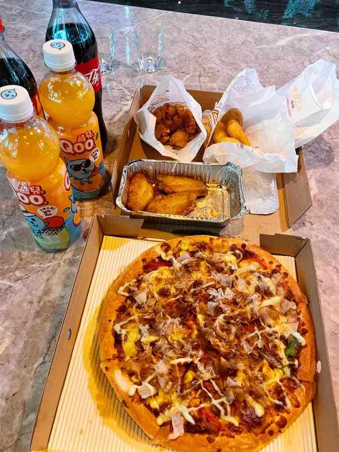 打分 40 /人 喊得外卖 鸡翅和鸡米花都好好吃 比萨一如既往的好吃