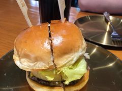 焦糖烤菠萝牛肉汉堡-魏斯理汉堡(西安西咸吾悦广场店)