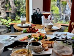 -Chom Cafe and Restaurant