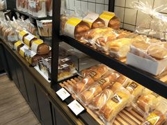 面包甜点陈列柜-皇冠幸福里动物奶油生日蛋糕(龙阳村地铁站店)