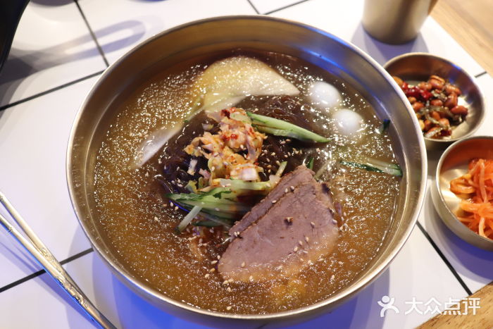 厚有蛋·朝鲜族现压牛肉冷面现压荞麦牛肉冷面图片