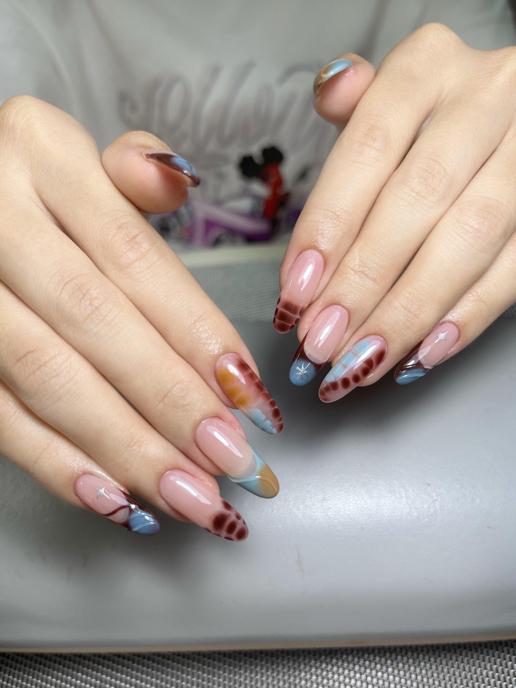 秋冬莫兰迪色调的设计美甲