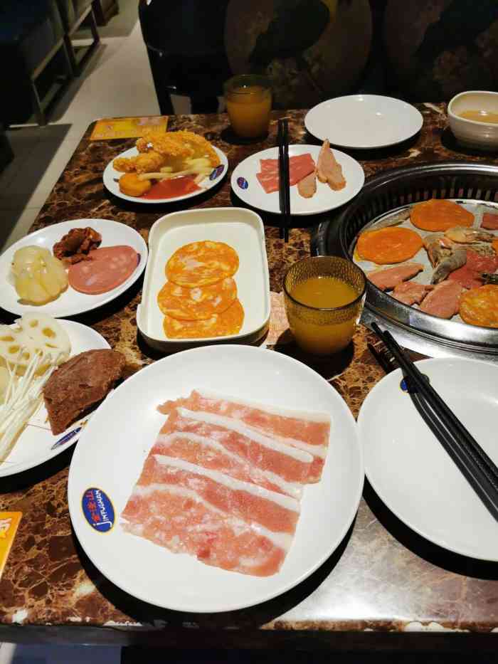 金釜山自助烤肉-"周末了和闺蜜逛街的时候去的,中心地段比较.