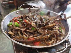 大山野菜参子鱼炖干笋-鱼乐岛餐厅·户外花园主题餐厅